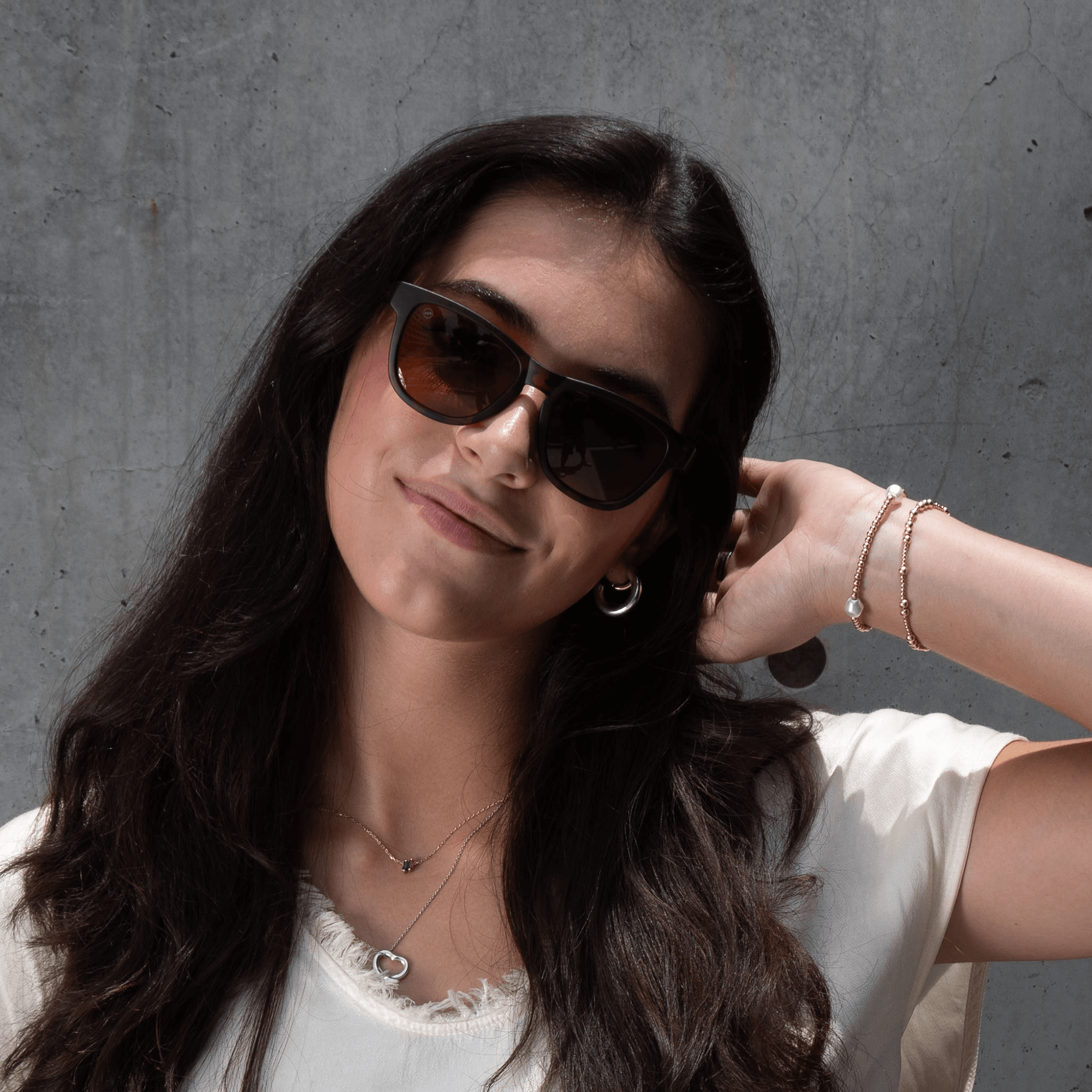 A female model wearing Valencia Caramel sunglasses, size small.